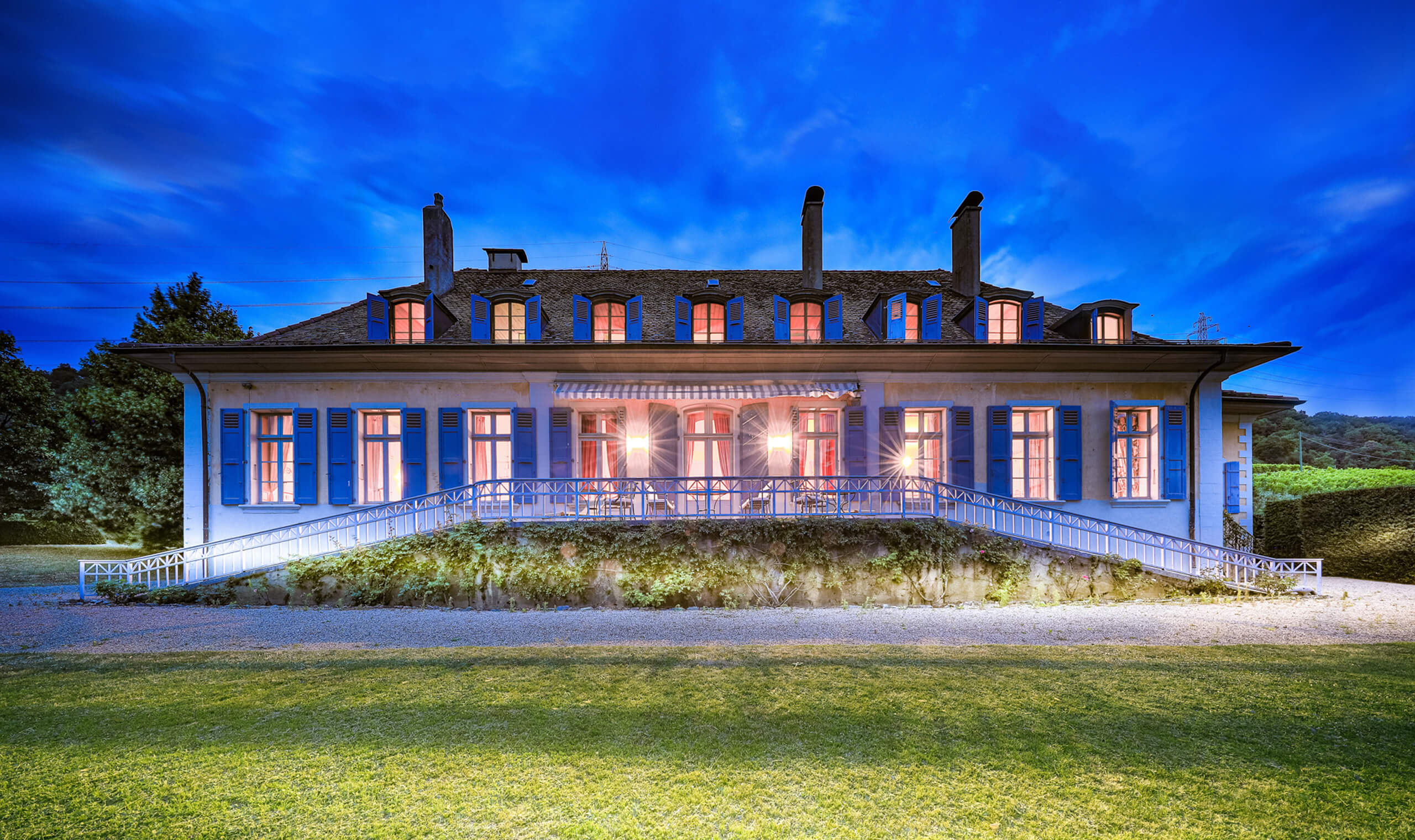 Cave de la Côte estate at dusk